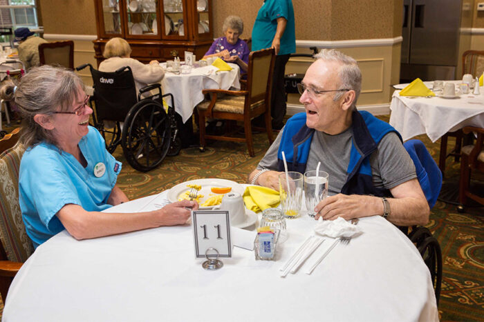 StoryPoint libertyville caregiver at breakfast with a resident