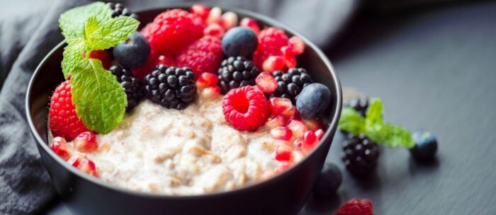 Whole grain oatmeal with berries