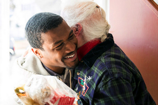 meals on wheels helping elderly woman