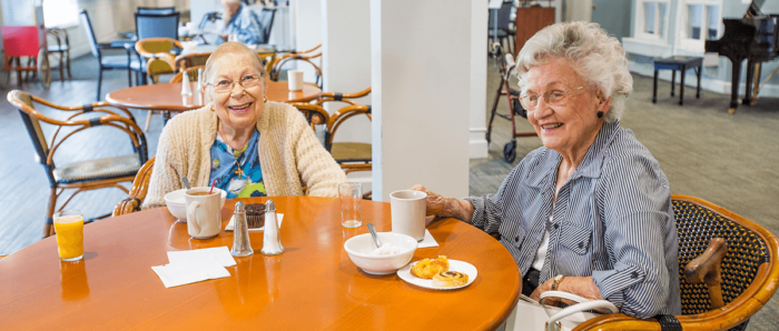 StoryPoint residents in the dining room together