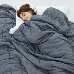 woman using the Weighted Idea Weighted Blanket