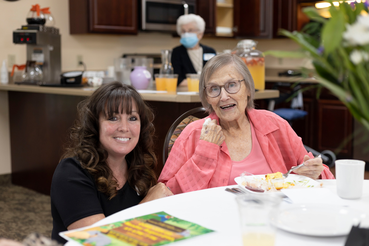 StoryPoint resident having dinner with caregiver